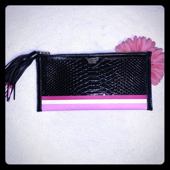 Victoria's Secret Accessories - 🌸Victoria’s Secret Little Black Pouch